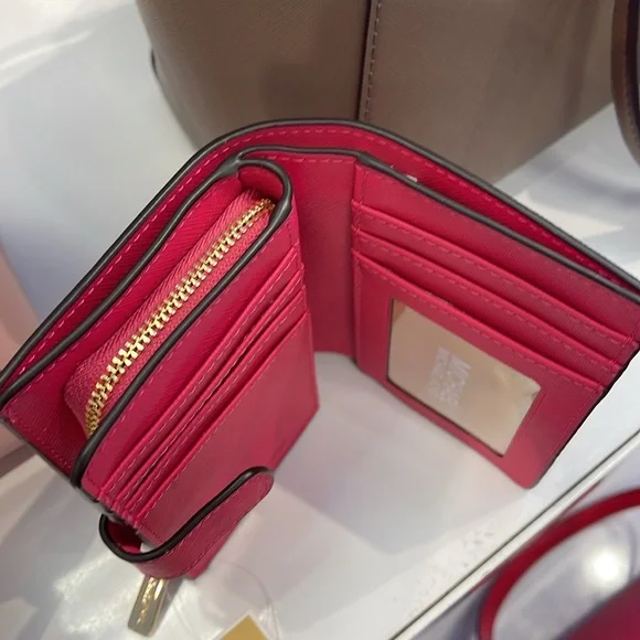 MICHAEL KORS
Medium Crossgrain Leather Wallet
Electric Pink
NWT - Picture 9 of 16